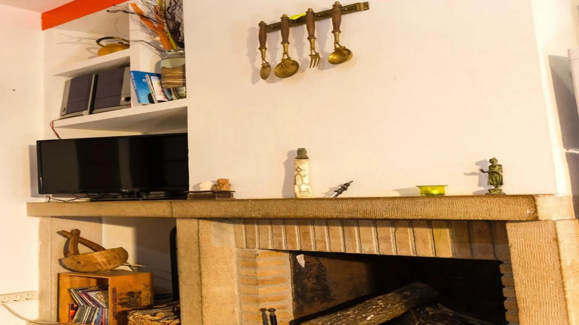 Casa Carina Apartment Ullastret بيت للعطل